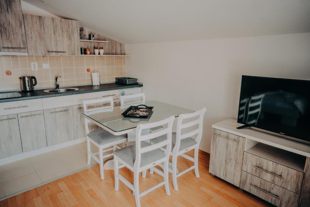 Kuchyň nebo kuchyňský kout v ubytování Bisera Apartments