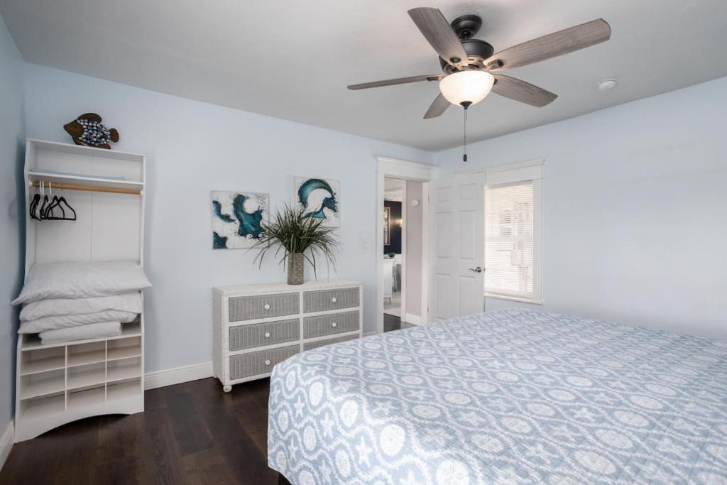 una camera da letto con un letto e un ventilatore a soffitto di Romantic Cottage King Pool Pickleball Beaches a Melbourne