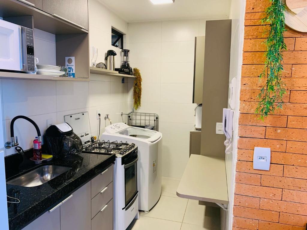 Kuchyň nebo kuchyňský kout v ubytování Quarto e Sala na Ponta Verde e Pajuçara