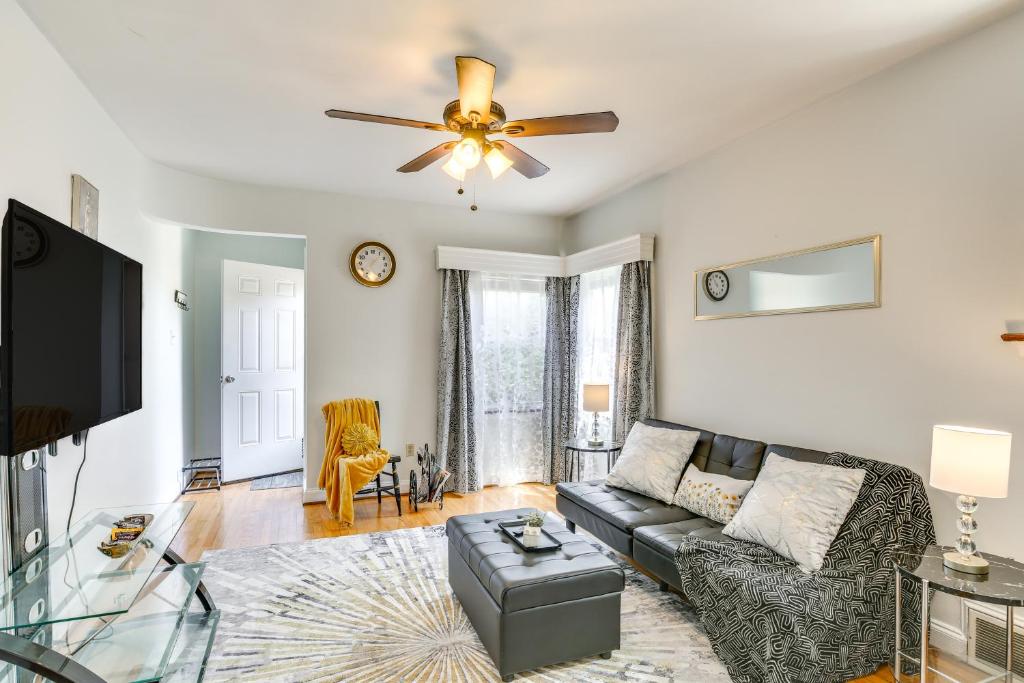 Televisyen dan/atau pusat hiburan di 10 Mi to Downtown St Louis Convenient Apartment!