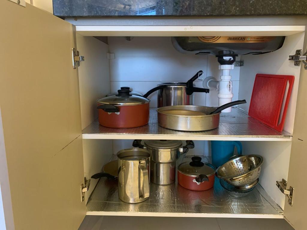 Kuchyň nebo kuchyňský kout v ubytování Quarto e Sala na Ponta Verde e Pajuçara