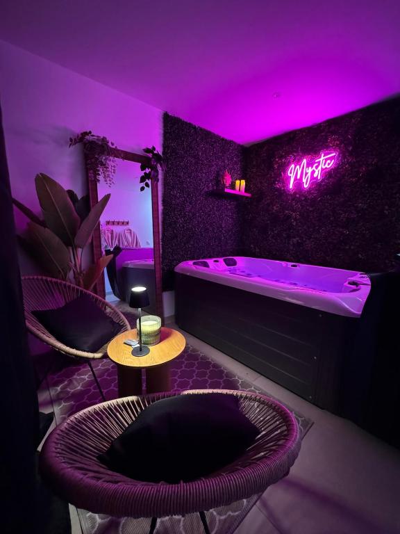 Fotografie z fotogalerie ubytování Love Room - Le Mystic v destinaci Saint-Symphorien