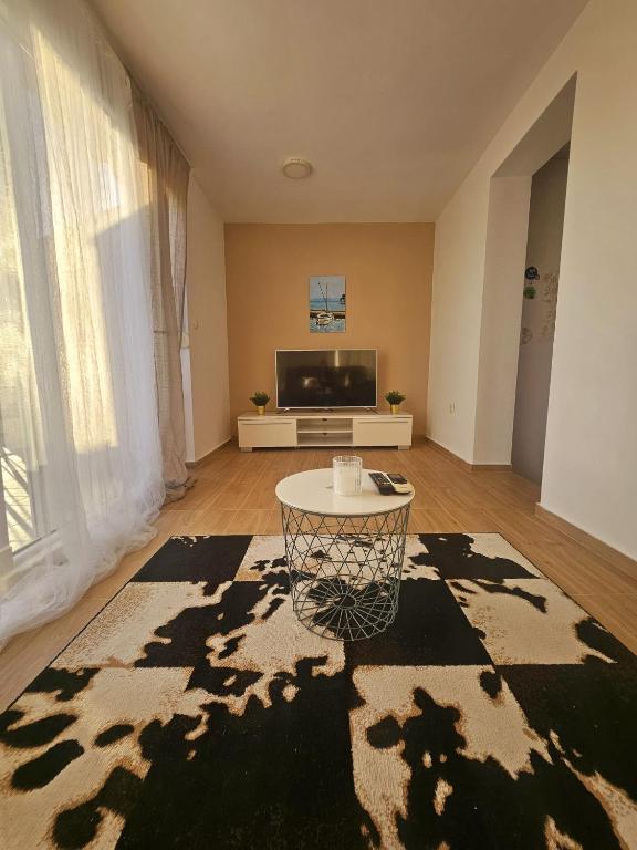 salon ze stołem i telewizorem w obiekcie Apartment Lovre Zadar w mieście Zadar