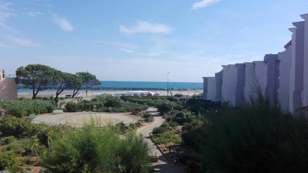 une vue d'une plage avec des bâtiments et l'océan dans l'établissement Studio Sète, à Sète