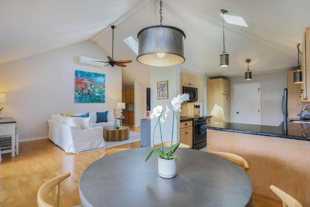 Η κουζίνα ή μικρή κουζίνα στο Hale Iolani