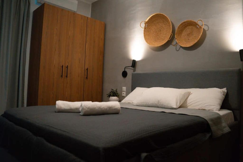 a bedroom with a large bed with two hats on the wall at Azzurro in Nei Poroi
