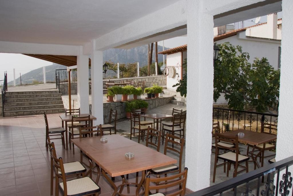 Reštaurácia alebo iné gastronomické zariadenie v ubytovaní Guesthouse Arsenis