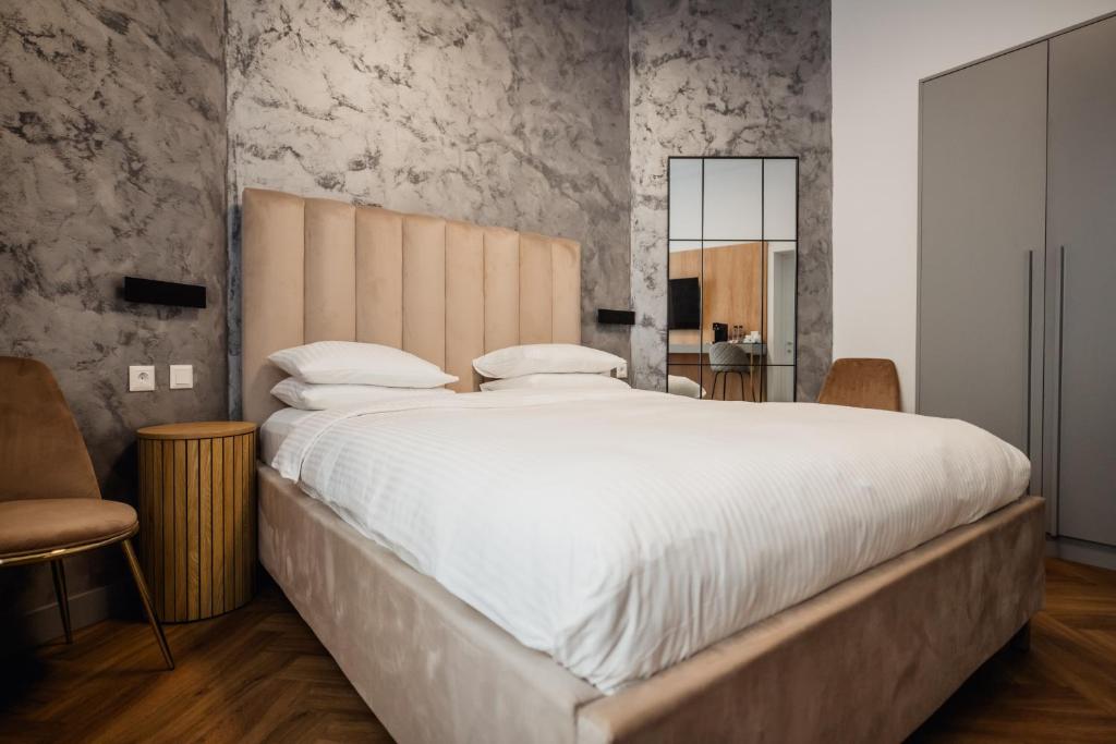 Postel nebo postele na pokoji v ubytování Aristide House