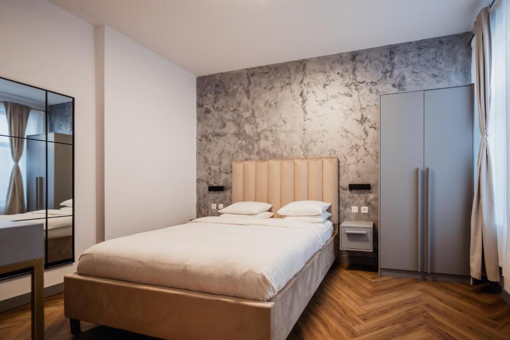 Postel nebo postele na pokoji v ubytování Aristide House