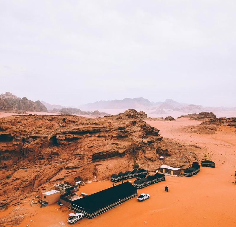 ワディ・ラムにあるWadi Rum Spiritの砂漠に停車した車両