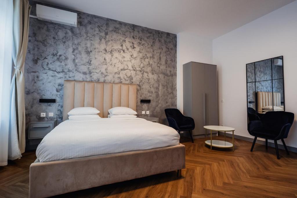 Postel nebo postele na pokoji v ubytování Aristide House