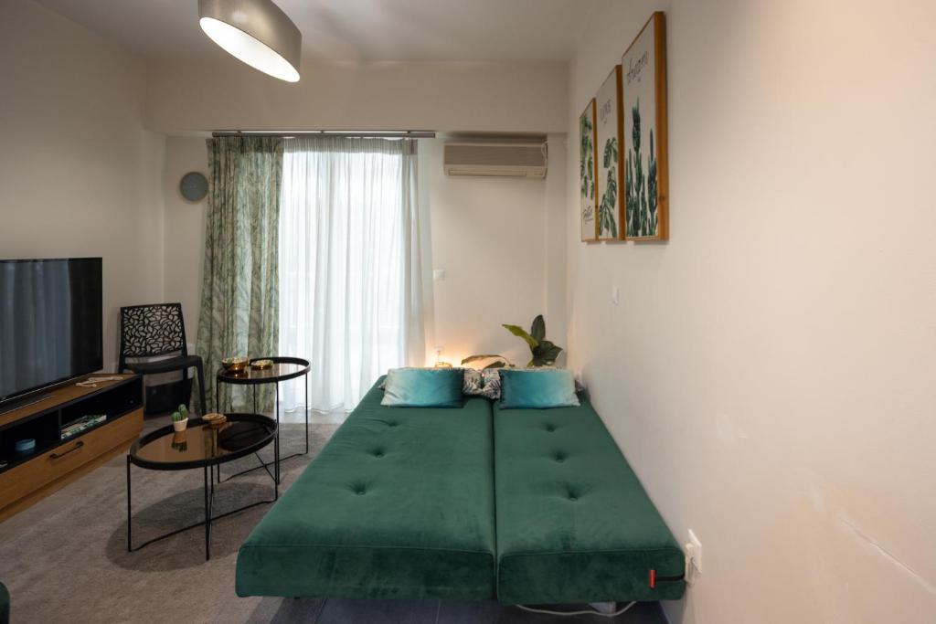 salon z zielonym łóżkiem w pokoju w obiekcie Tropicana w Atenach