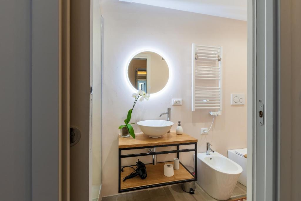 A bathroom at casa mo room and suite