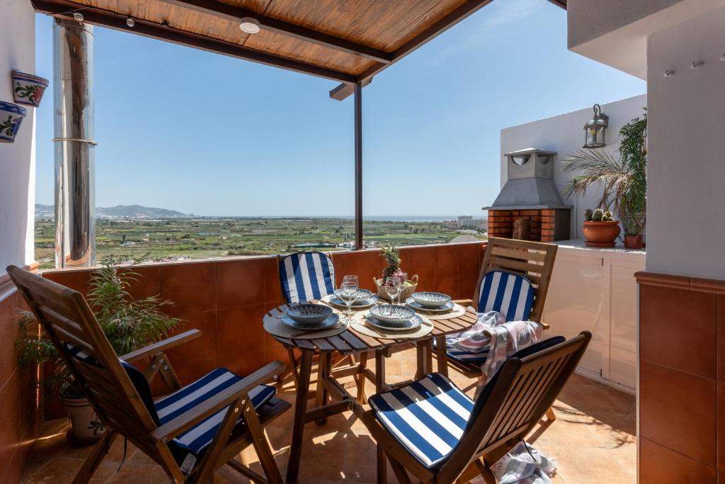 a patio with a table and chairs on a balcony at Comeback UNFORGETTABLE in Salobreña