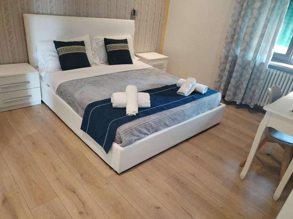 Postel nebo postele na pokoji v ubytování Nuova fiera camera