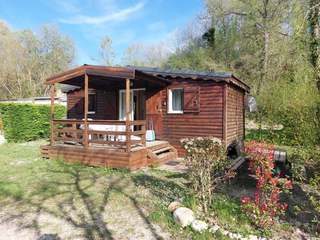 Ce chalet en bois dispose d'une terrasse couverte dans la cour. dans l'établissement Chalet 6 places, à Saint-Thomas-en-Royans