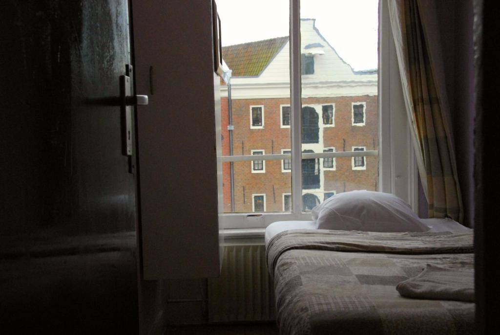 
Single Room with Shared Bathroom
