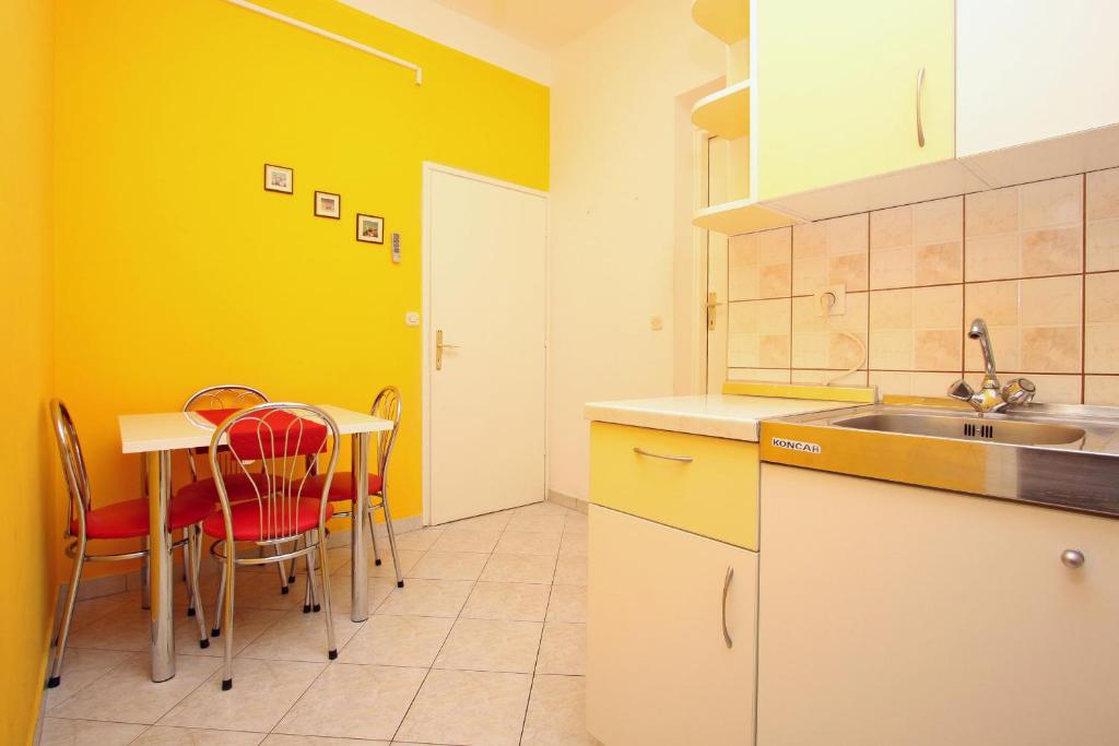 Apartments and Rooms Vesna Novalja - Apartamento Con Terraza