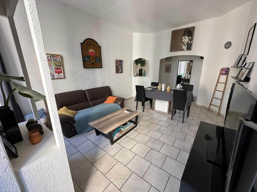 un salon avec un canapé et une table dans l'établissement Appartement Centre Ville de Nice, à Nice