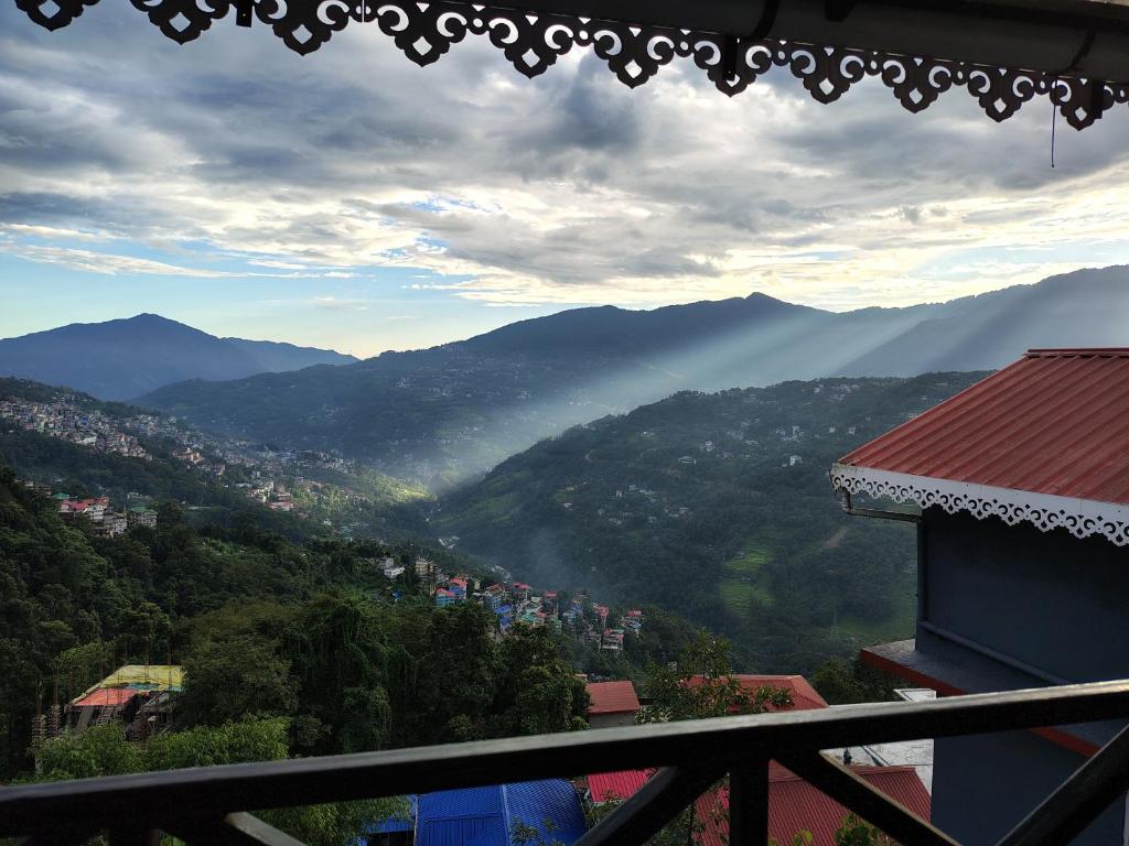 Nespecifikovaný výhled na hory nebo výhled na hory při pohledu z hostelu