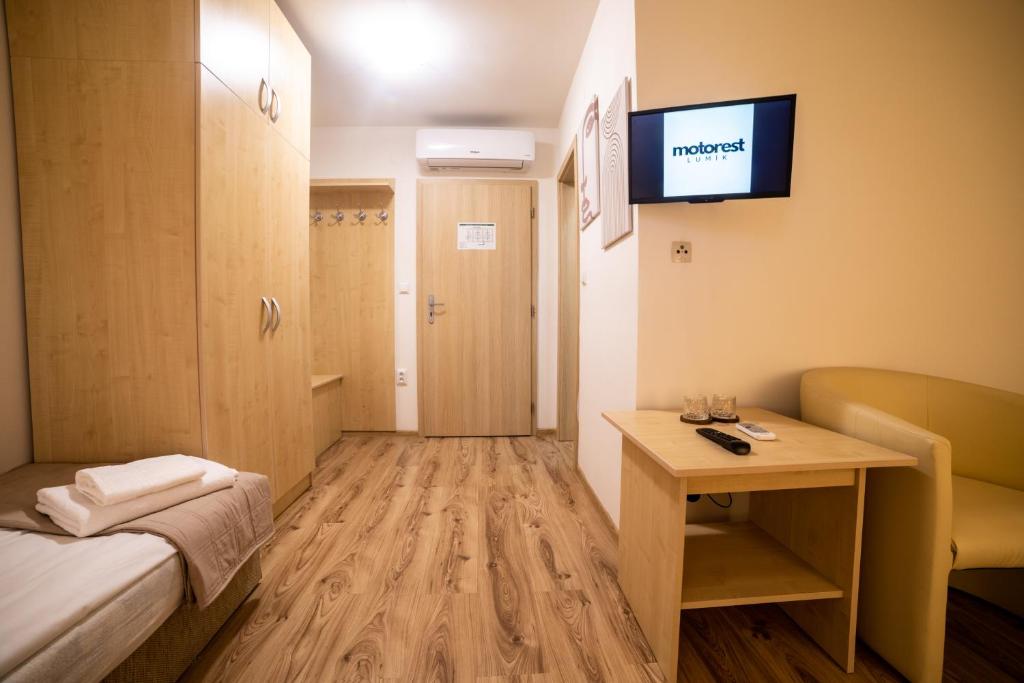 TV a/nebo společenská místnost v ubytování Motorest Lumík