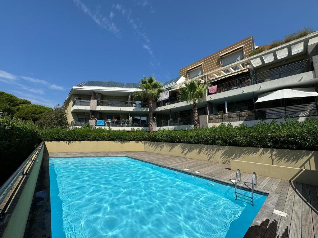une piscine devant un immeuble dans l'établissement L'appart idéal famille, terrasse, piscine, plage, à Villeneuve-Loubet