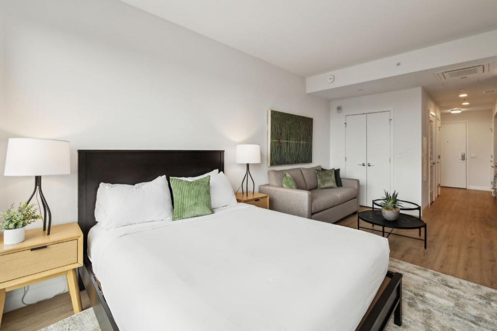 Placemakr Buzzard Point - Queen Studio