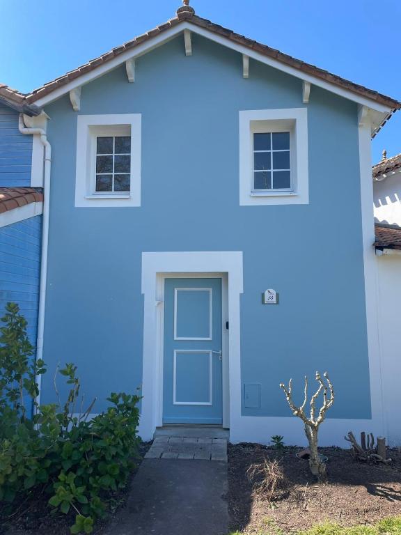 une maison bleue avec une porte bleue dans l'établissement La Petite Maison bleu, à Talmont-Saint-Hilaire
