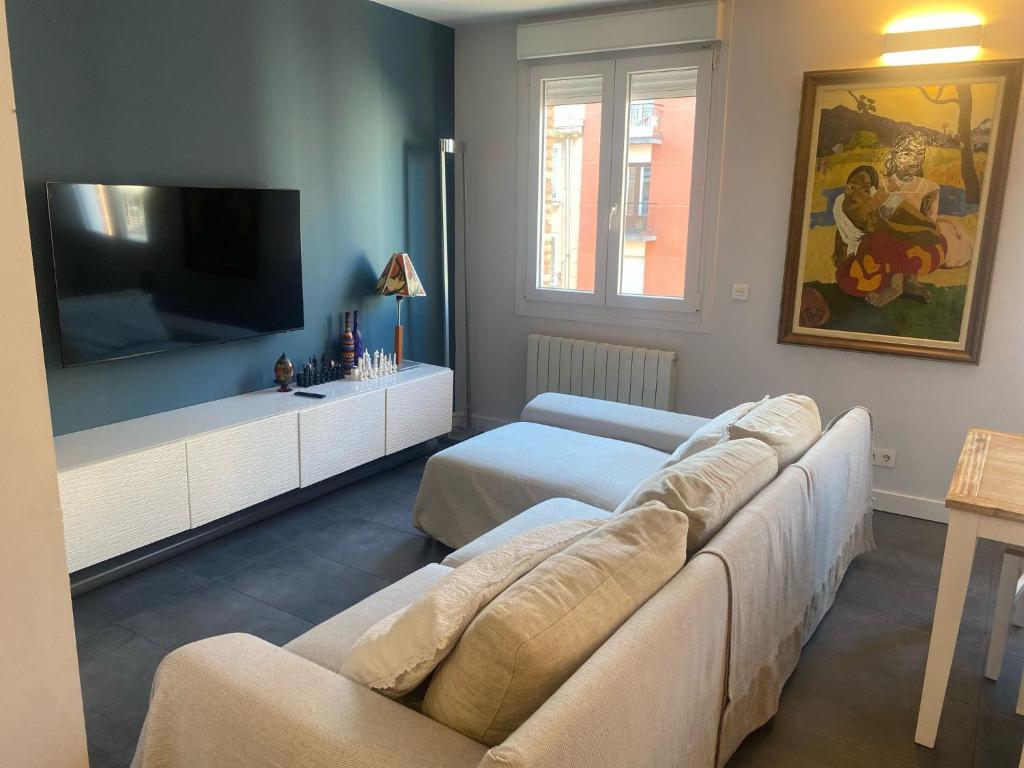 a living room with a couch and a flat screen tv at Tu escapada perfecta en Logroño in Logroño