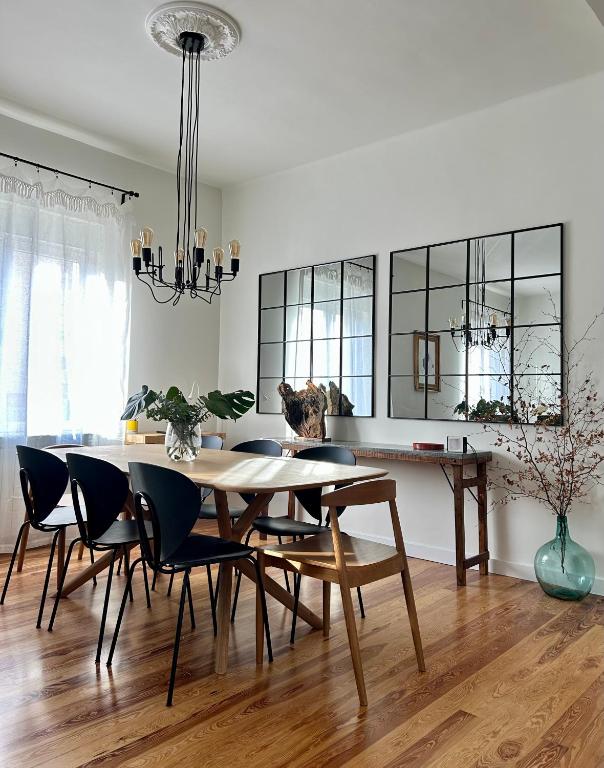 a dining room with a table and chairs at Plaza Teobaldos in Pamplona