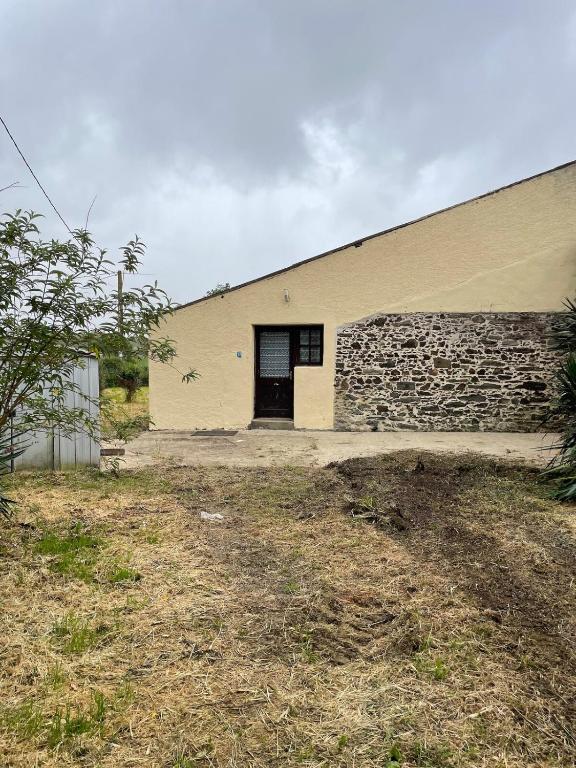 un bâtiment avec une porte sur son côté dans l'établissement Grange, à Saint-Paul-Mont-Penit
