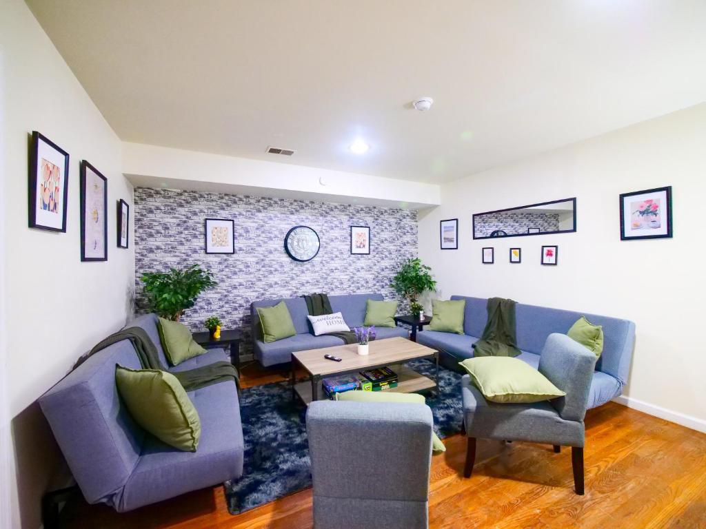 Ruang duduk di Spacious Apt near NYC 6BR Family-Friendly & Modern Amenities