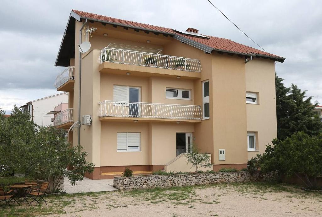 een groot appartementencomplex met een balkon bij Apartments Jolie in Vodice