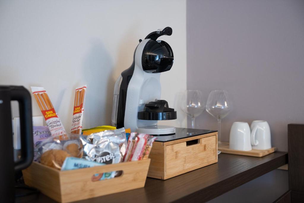 Příslušenství pro přípravu čaje a kávy v ubytování ES Rooms and Apartments