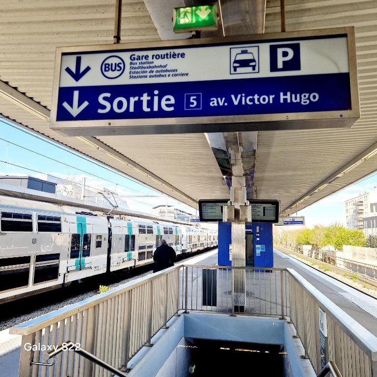 リュエイユ・マルメゾンにあるStylish Stay Near Paris - 850m to Subway RER A - Netflix T1-4Pのギャラリーの写真