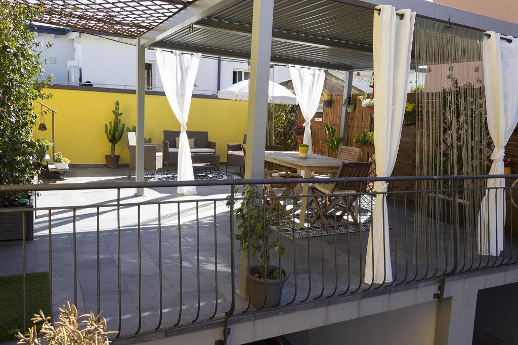 a balcony with a patio with a table and chairs at Il Gatto Stanco B&B in Arona