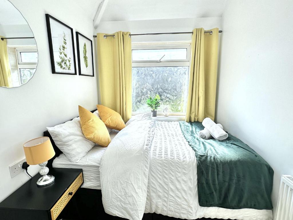Postel nebo postele na pokoji v ubytování 3 bedroom entire house sleeps 8 twin beds near Coventry University City Center driveway Parking