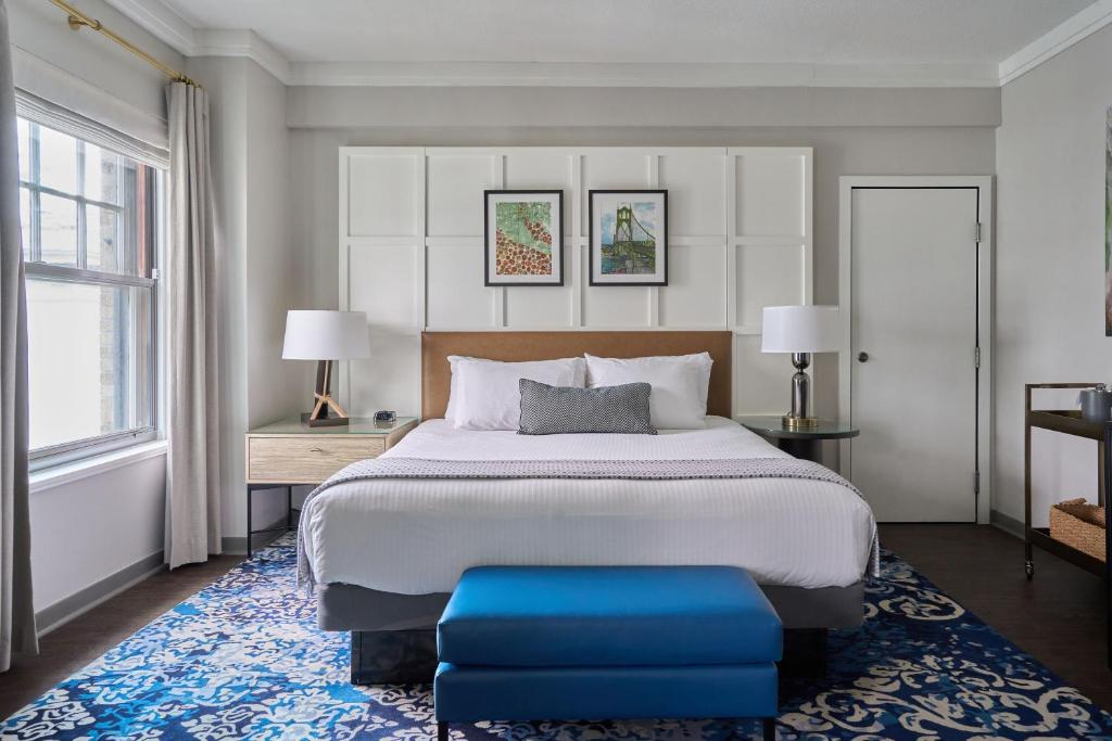 Postel nebo postele na pokoji v ubytování Heathman Hotel