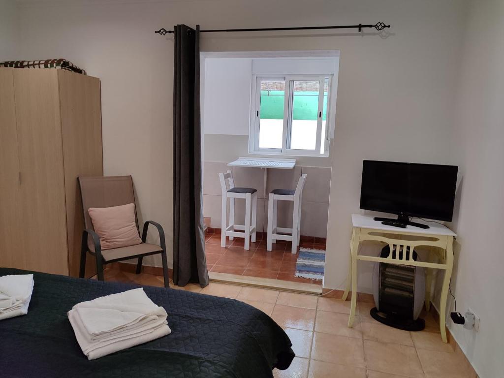 TV a/nebo společenská místnost v ubytování Quinta do Sol