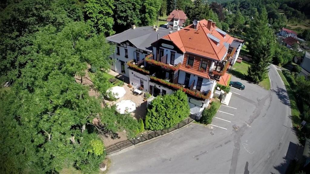 una vista aérea de una casa grande con techo rojo en Sowia Dolina - Góry Sowie, en Pieszyce