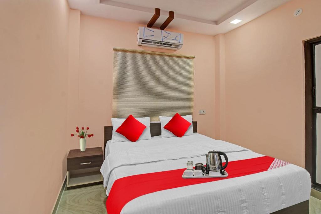 Postel nebo postele na pokoji v ubytování Hotel O Raj Hotel