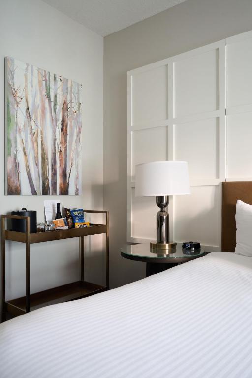 Postel nebo postele na pokoji v ubytování Heathman Hotel