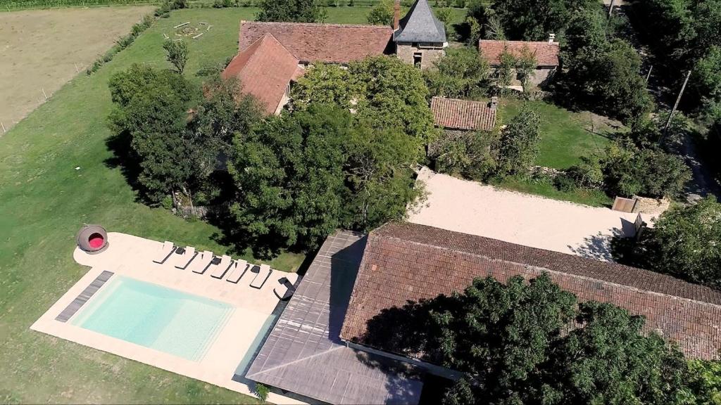 une vue aérienne d'une maison avec piscine dans l'établissement Stunning French farmhouse, à Puylagarde