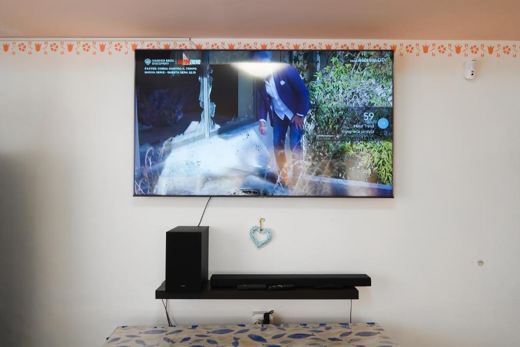 TV a/nebo společenská místnost v ubytování HOTEL LEA B&B Pensione Completa
