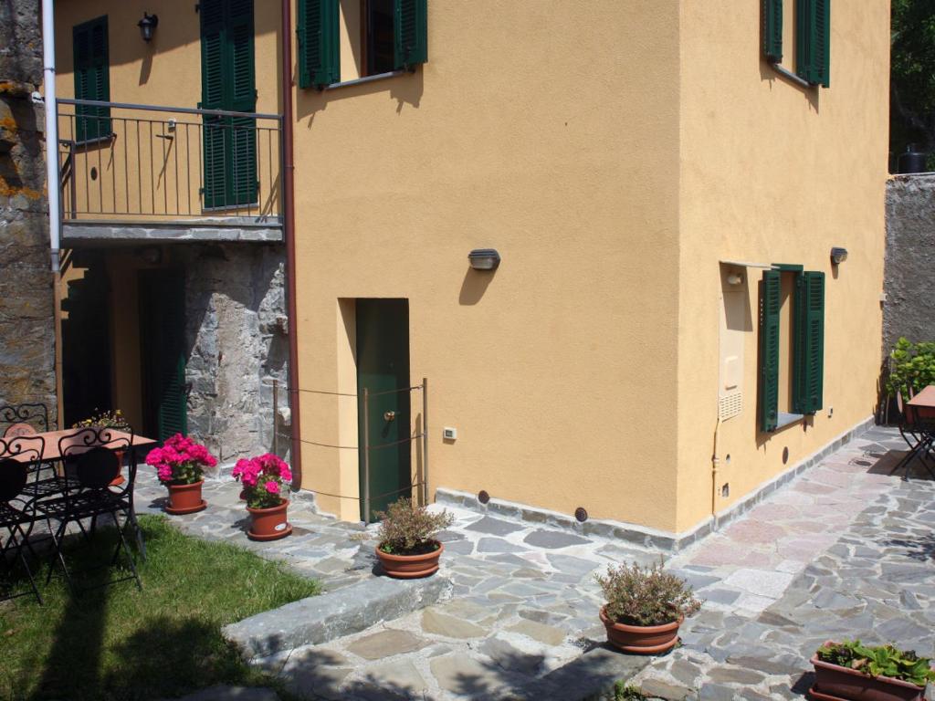 un patio con macetas y un edificio en Il Cortile del Contadino, en Volastra