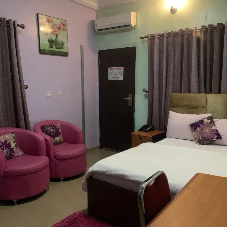 Postel nebo postele na pokoji v ubytování Health Plaza Abuja