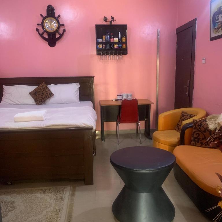 Postel nebo postele na pokoji v ubytování Health Plaza Abuja