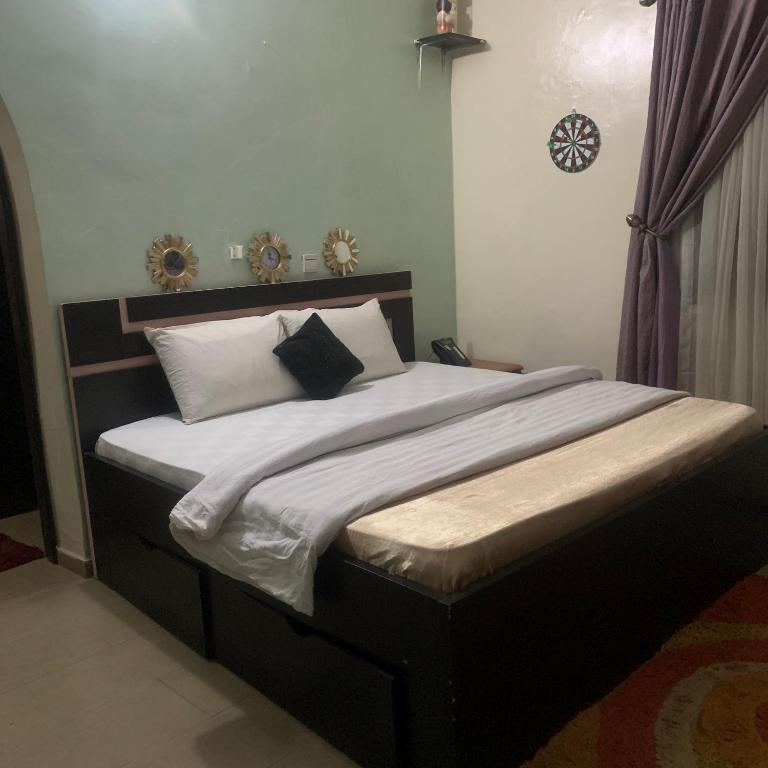 Postel nebo postele na pokoji v ubytování Health Plaza Abuja