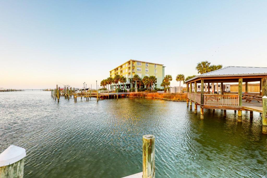 un molo con un edificio e un edificio sull'acqua di Navy Cove Harbor 1301 a Fort Morgan
