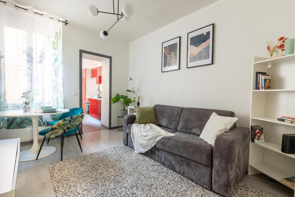 un salon avec un canapé et une table dans l'établissement Cozy apartment - Downtown Place d'Erlon, à Reims